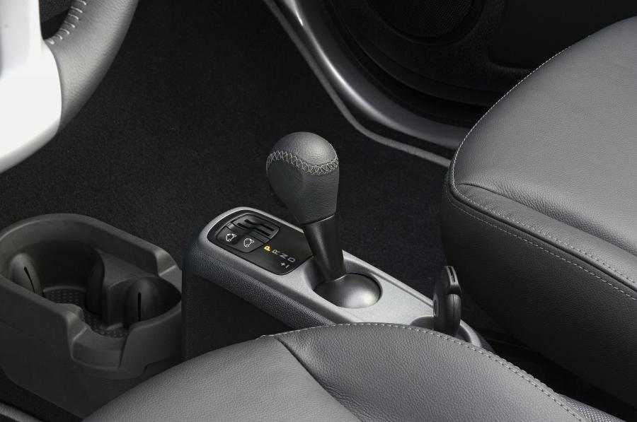 Детали интерьера Smart ForTwo Passion Cabrio (A451) 2007 года  (фото 24 из 79)